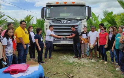 Sugarcane farmers in Cebu get hauling truck from DAR