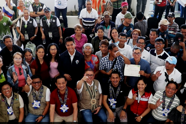 DA distributes ?65M aid to Albay farmers and fisherfolk