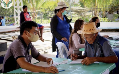 More than 2K Leyte corn, cassava farmers get fertilizer discount