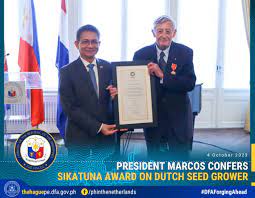 Marcos confers Order of Sikatuna on Dutch founder of world's biggest seed companies