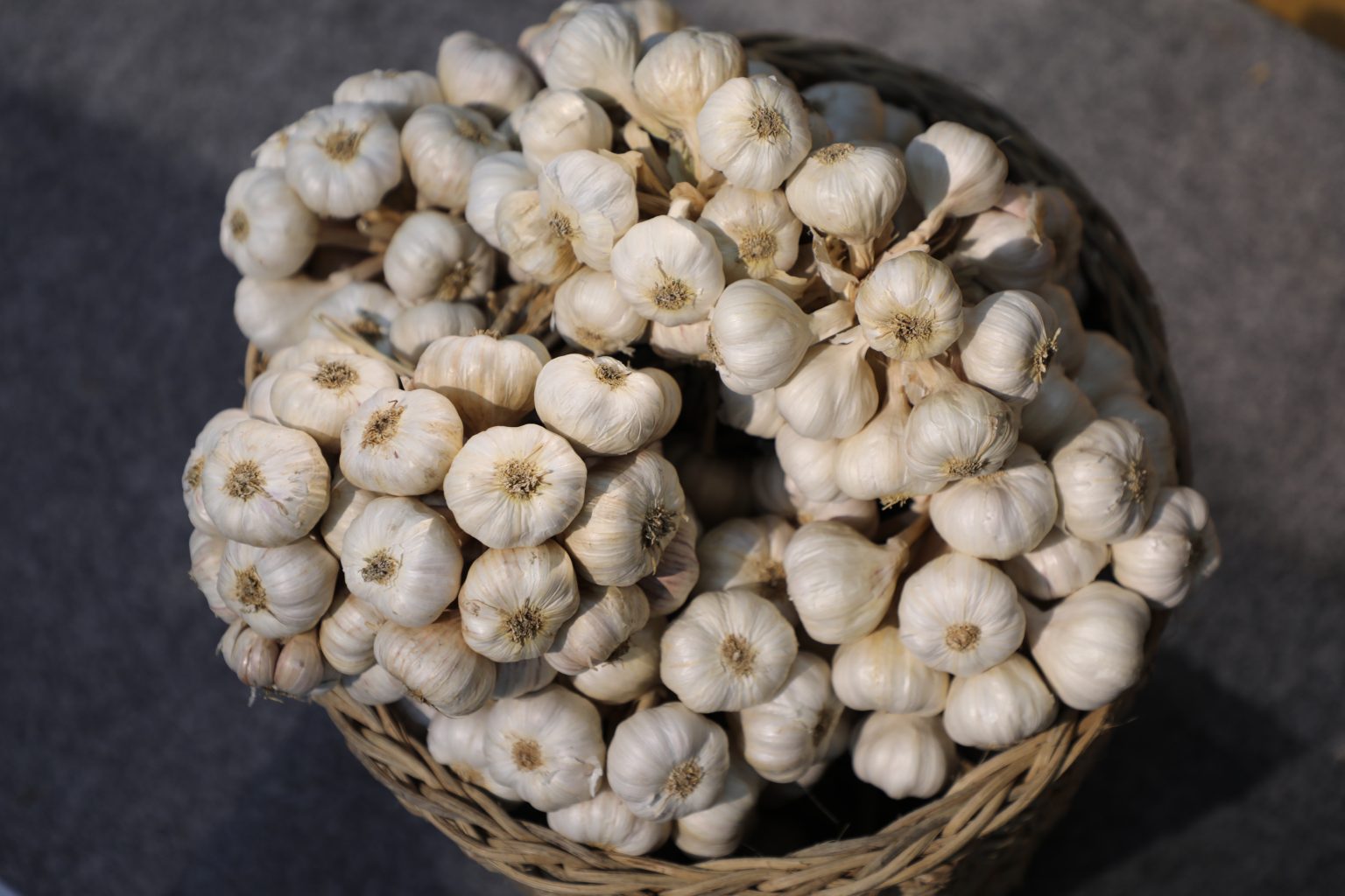 &ldquo;Wais&rdquo; buyers prefer cheap imported garlic over local produce