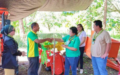 DAR extends P1.9-M tractor to NoCot farmers&rsquo; coop