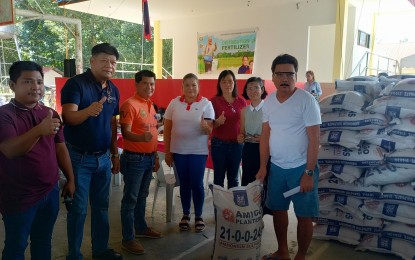 Add&rsquo;l 2K Pampanga farmers receive free fertilizers from DA