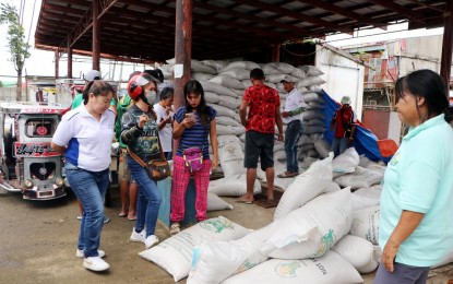 Flood-affected Mindoro farmers get P4-M certified seeds from DA