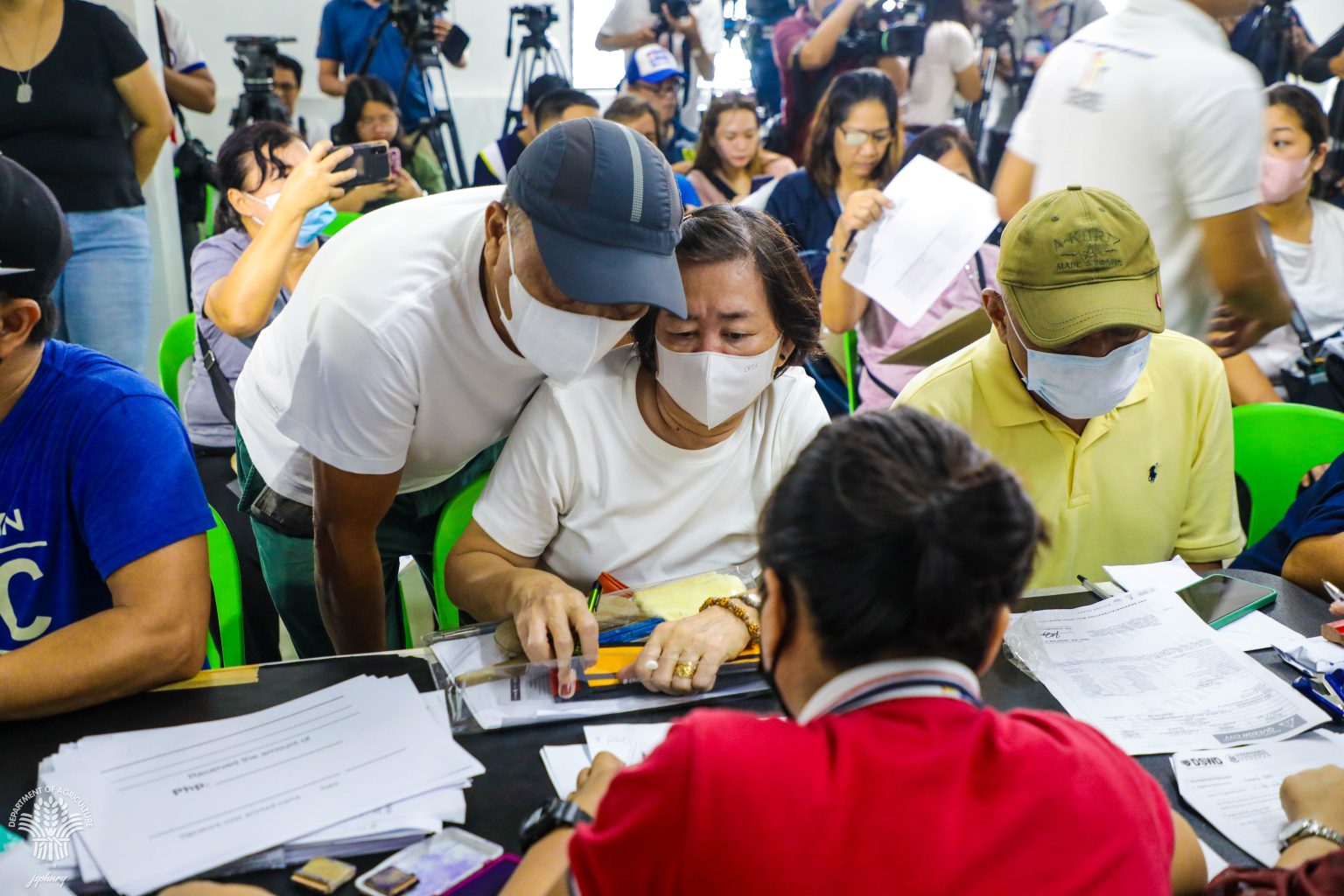 Gov&rsquo;t agencies distribute cash aid to rice retailers